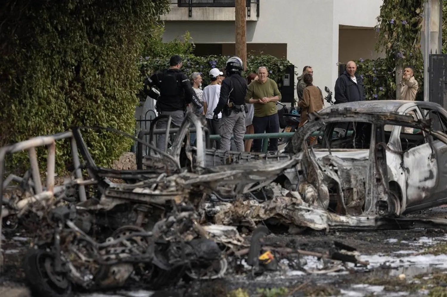 15 March 2027, Israel, Tel Aviv: People watch the site of a projectile impact following an Iranian strike on Tel Aviv. (dpa)