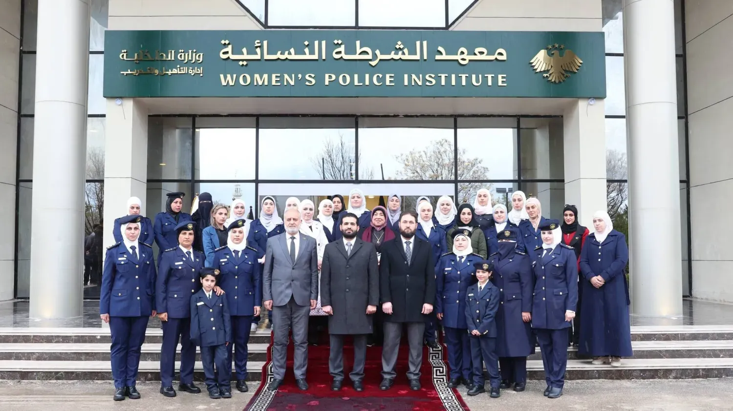 Şam kırsalındaki Tel kentinde Kadın Polis Enstitüsü’nün açılışı sırasında İçişleri Bakanı Enes Hattab’ın güvenlik yetkilileri ve Kadın Polis Enstitüsü yöneticileriyle birlikte çekildiği hatıra fotoğrafı (Suriye İçişleri Bakanlığı)