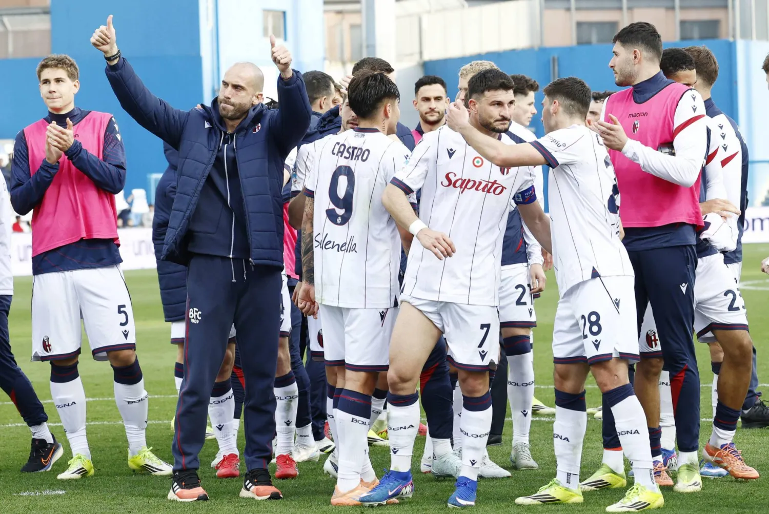 فرحة لاعبي بولونيا بالفوز على ساسولو (إ.ب.أ) 