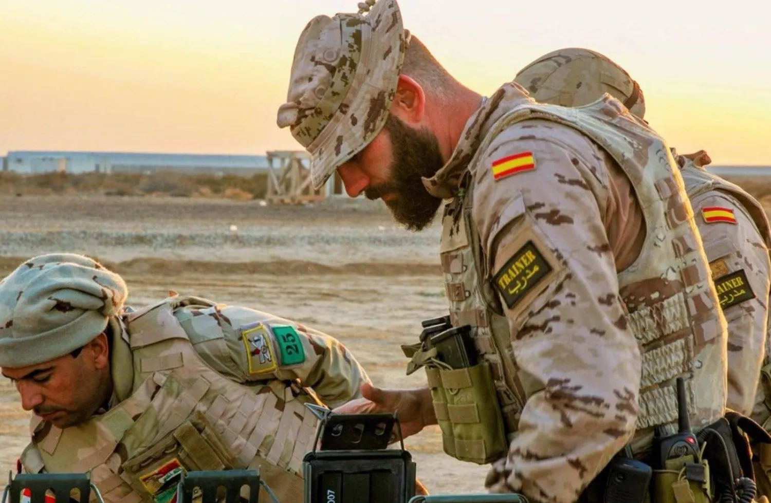 مدرب من القوات الإسبانية وجندي عراقي خلال أحد التدريبات في العراق (وزارة الدفاع الإسبانية) 