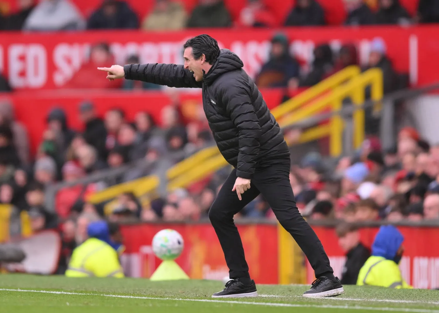 يوناي إيمري المدير الفني لفريق أستون فيلا (إ.ب.أ)