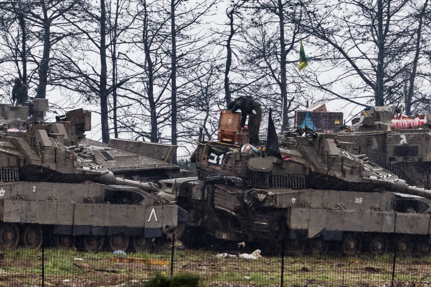 دبابات إسرائيلية عند الحدود مع لبنان (إ.ب.أ)