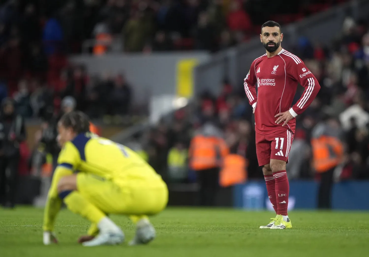 محمد صلاح ينظر بحسرة بعد نهاية مواجهة ليفربول وتوتنهام بالتعادل (د.ب.أ)