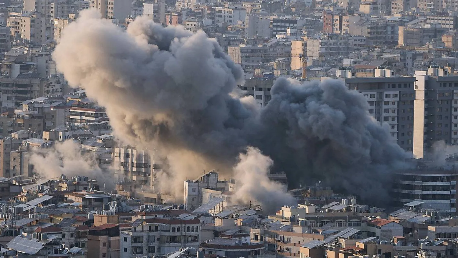 مشهد من العاصمة اللبنانية بيروت لآثار "حرب إيران" (آ ب) 