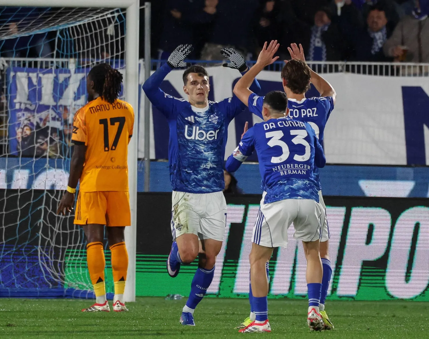 فرحة لاعبي كومو بالفوز على روما (إ.ب.أ)