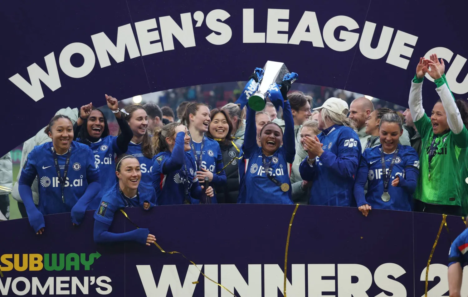 سيدات تشيلسي بطلات كأس الرابطة الإنجليزية (رويترز)