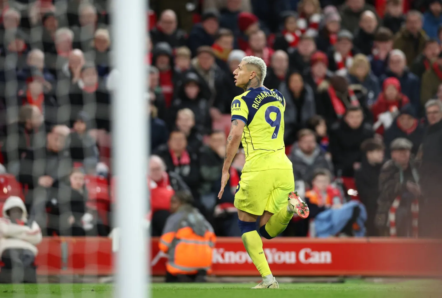 البرازيلي ريتشارليسون يحتفل بهدفه في ليفربول (إ.ب.أ)