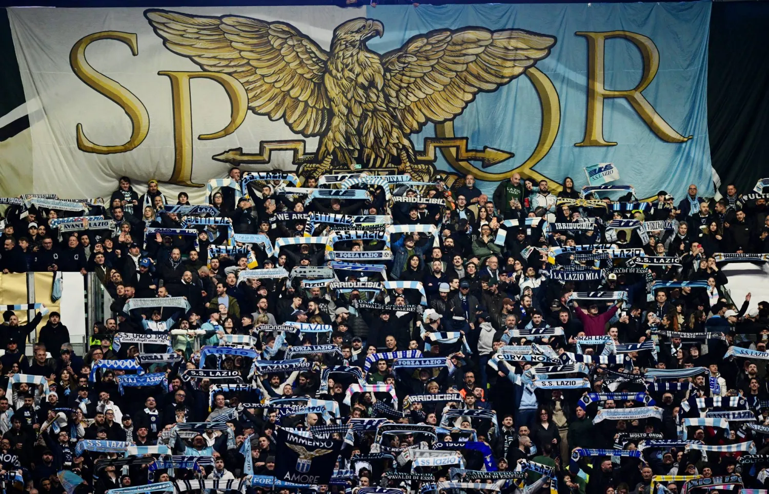 جماهير لاتسيو تحتفل بالفوز على ميلان (رويترز)