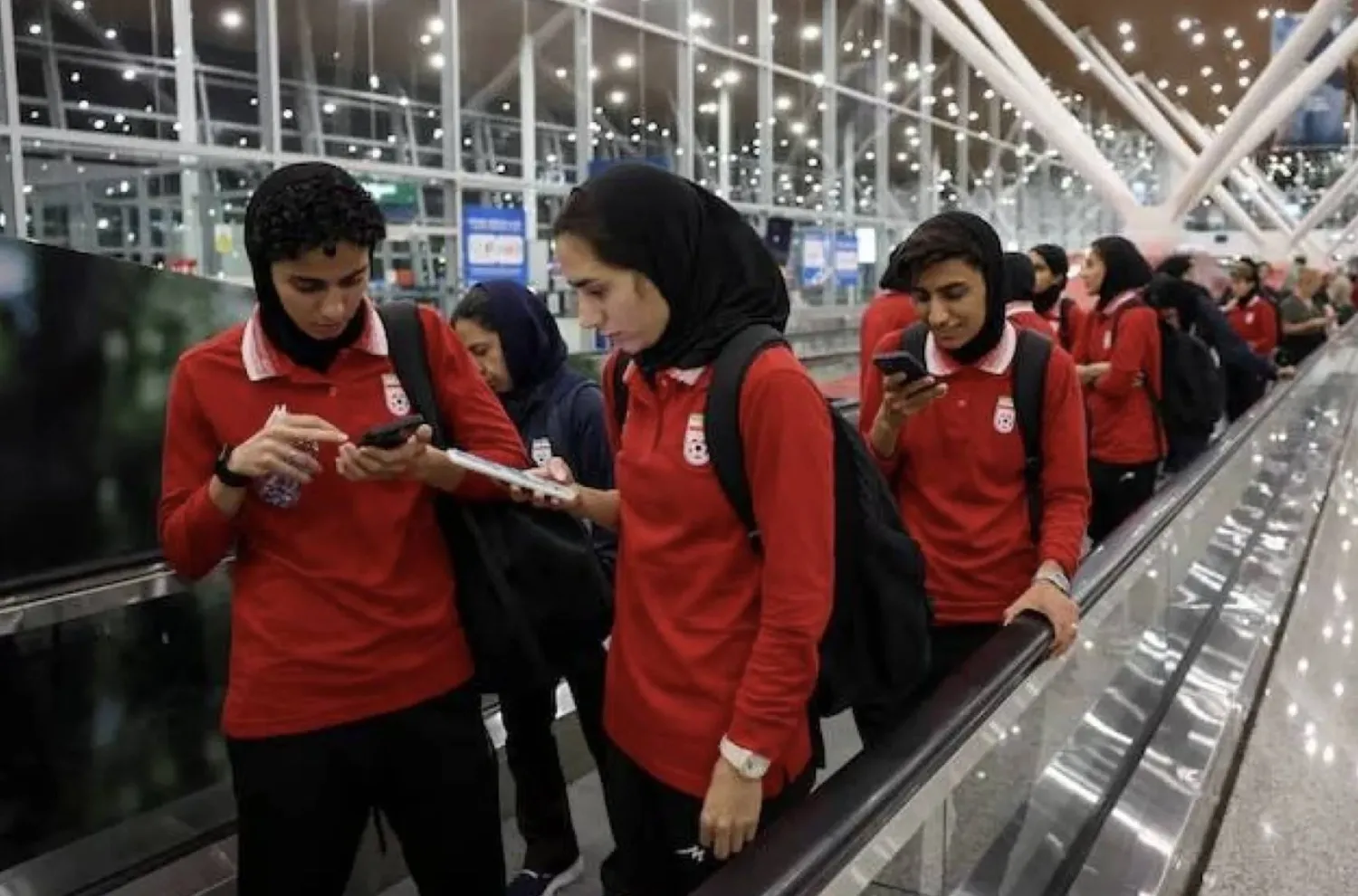 قررت ثلاث عضوات من البعثة يوم الأحد رفض  (رويترز) عرض اللجوء.