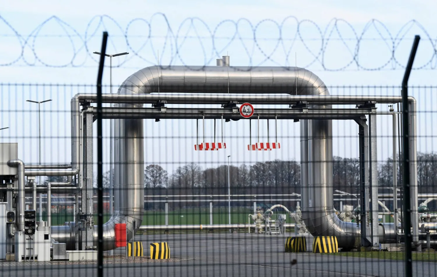 مستودع «أستورا» للغاز الطبيعي، وهو أكبر مستودع لتخزين الغاز الطبيعي في أوروبا الغربية (رويترز)