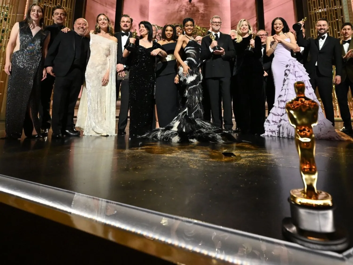 فريق عمل فيلم «وان باتل أفتر أناذر» يحتفلون بفوزه بـ6 جوائز (أ.ف.ب)