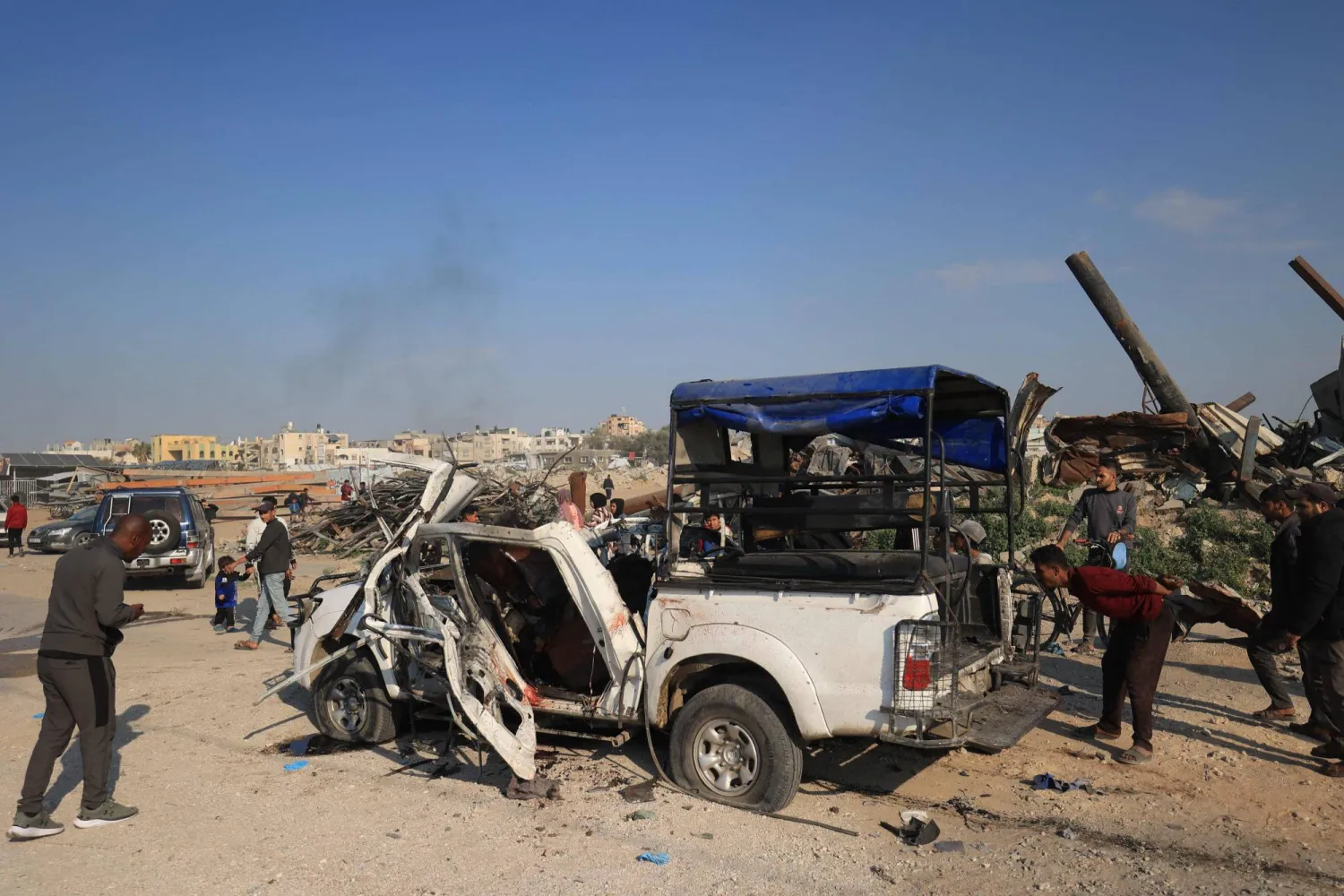 سيارة الشرطة التي استُهدفت قرب مدخل بلدة الزوايدة (أ.ف.ب)