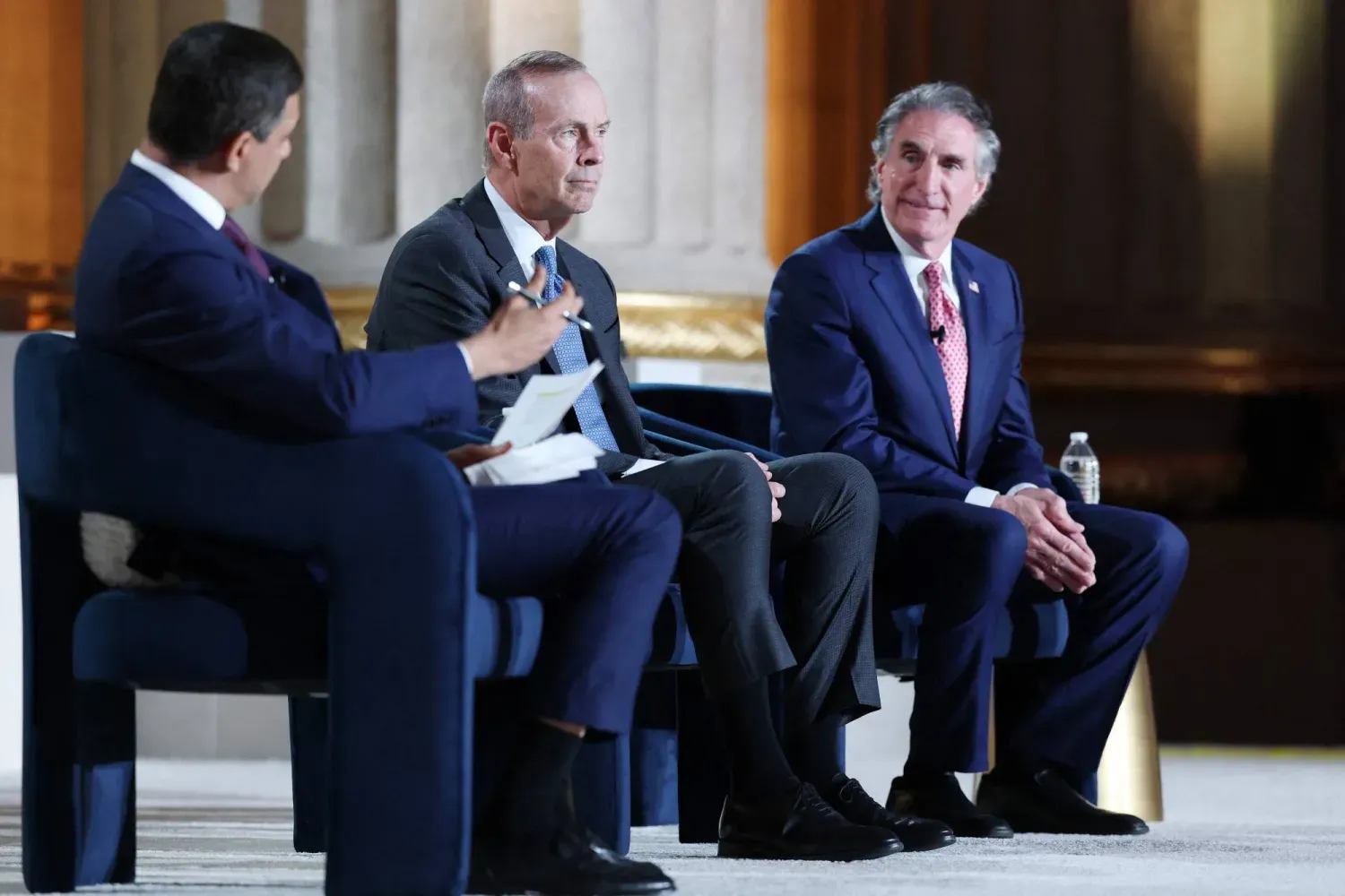 Soldan sağa: Global Infrastructure Partners’ın (GIP) Başkanı ve Operasyon Direktörü Raj Rao, Chevron CEO’su Mike Wirth ve ABD İçişleri Bakanı Doug Burgum (AFP)