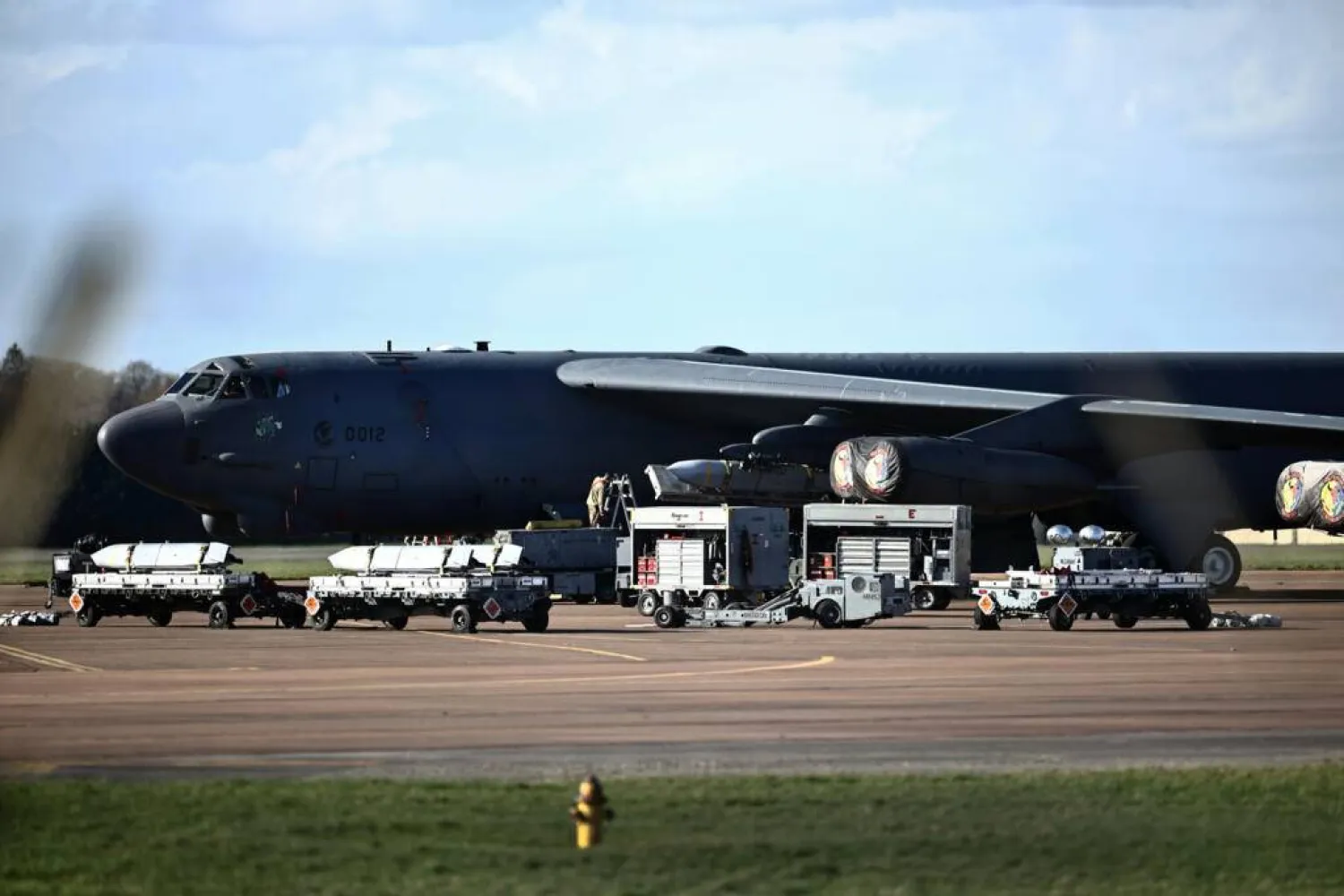 US military personnel loaded missiles onto a bomber at the Fairford base. Henry NICHOLLS / AFP
