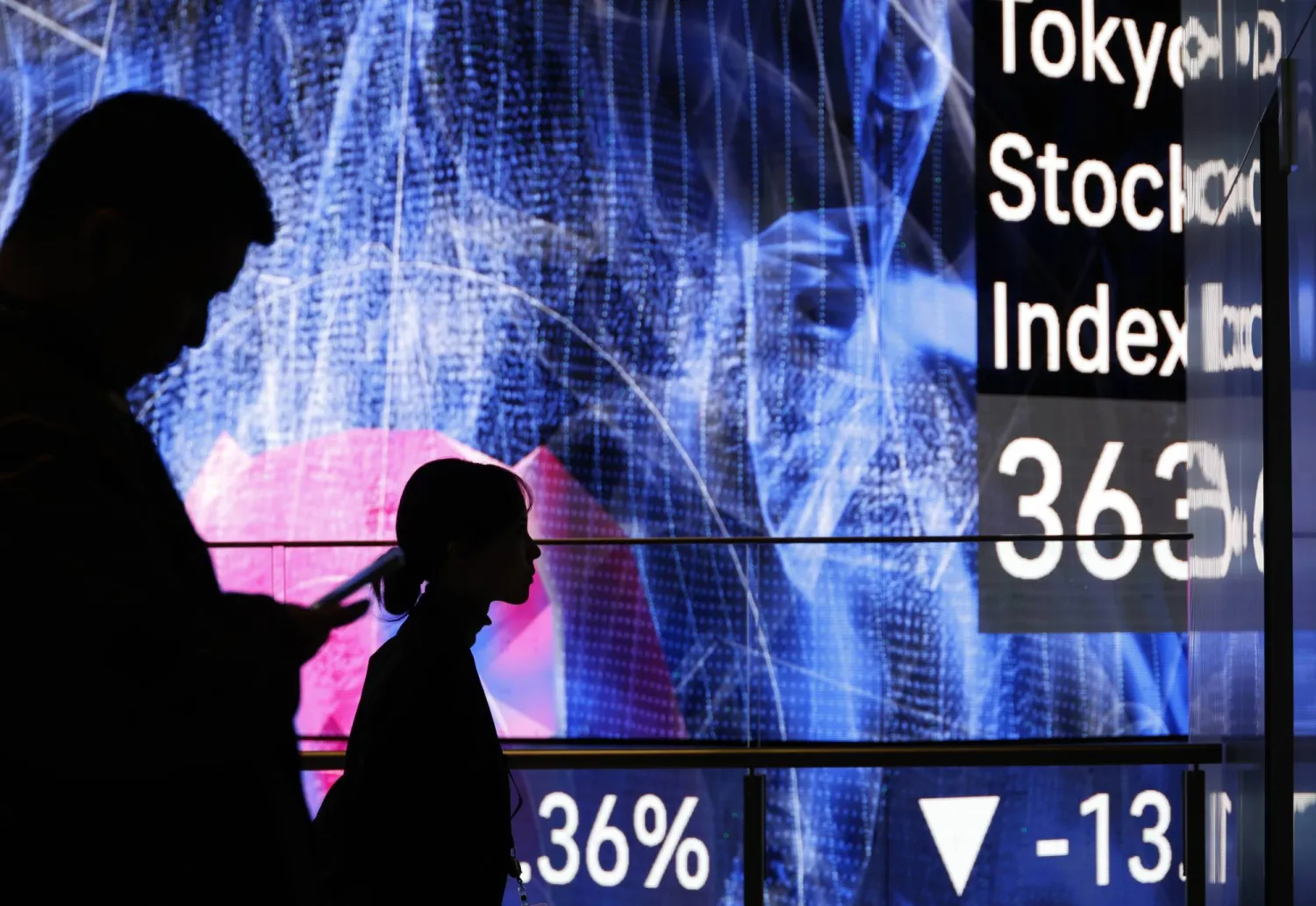 شاشة تعرض حركة الأسهم في وسط العاصمة اليابانية طوكيو (إ.ب.أ)