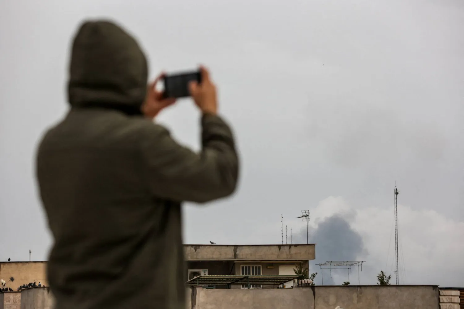 يتصاعد الدخان عقب غارة جوية وسط الصراع الأميركي الإسرائيلي مع إيران في طهران (رويترز)