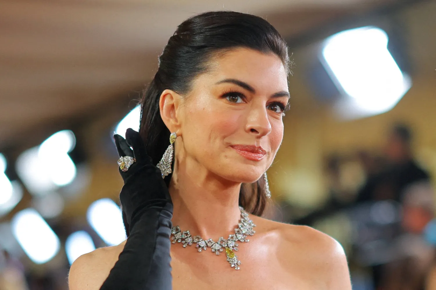 آن هاثاواي وعقد من «بولغاري» (رويترز)