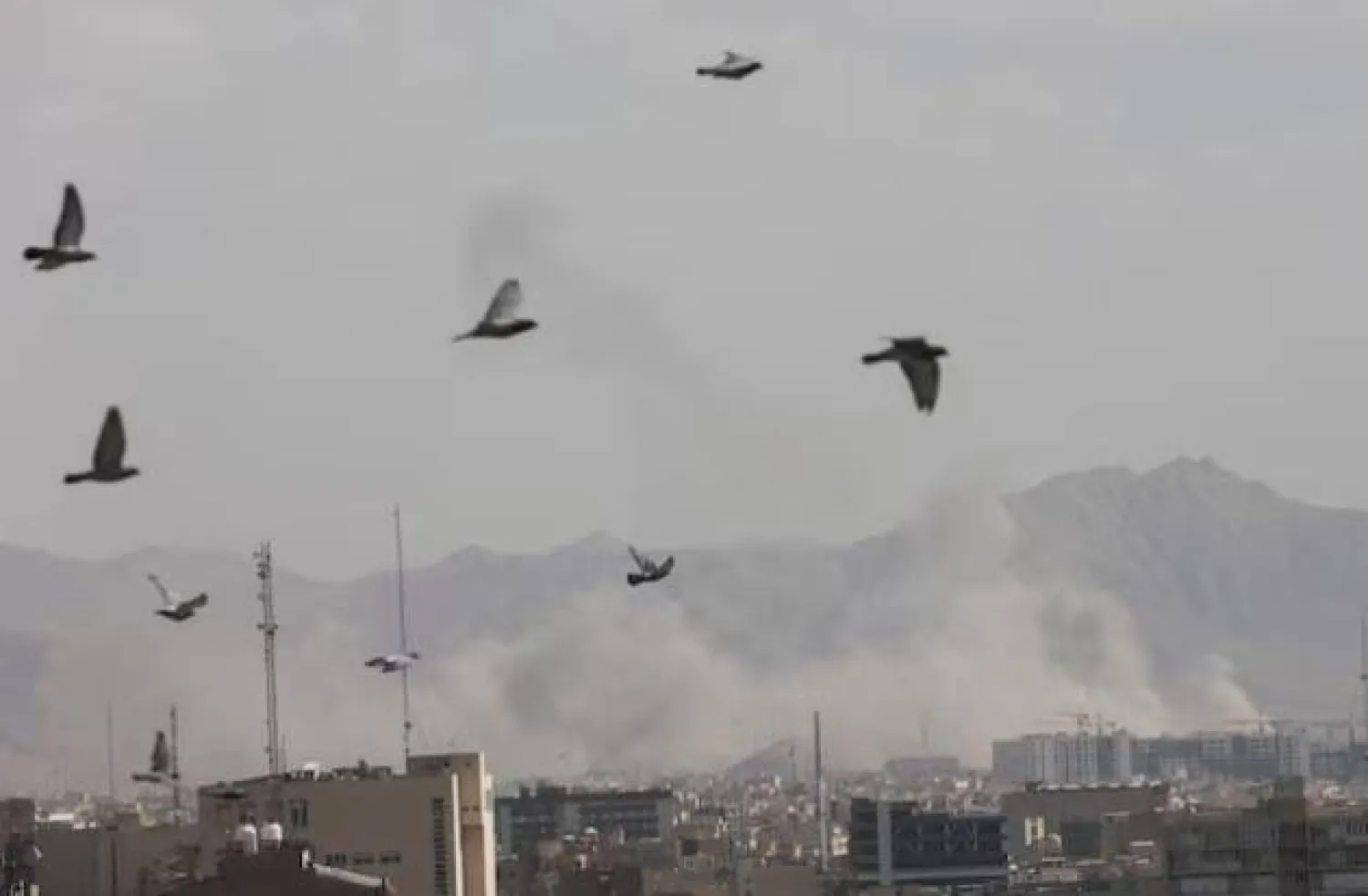 تصاعد الدخان بعد انفجار عقب شن إسرائيل والولايات المتحدة غارات على إيران (رويترز)