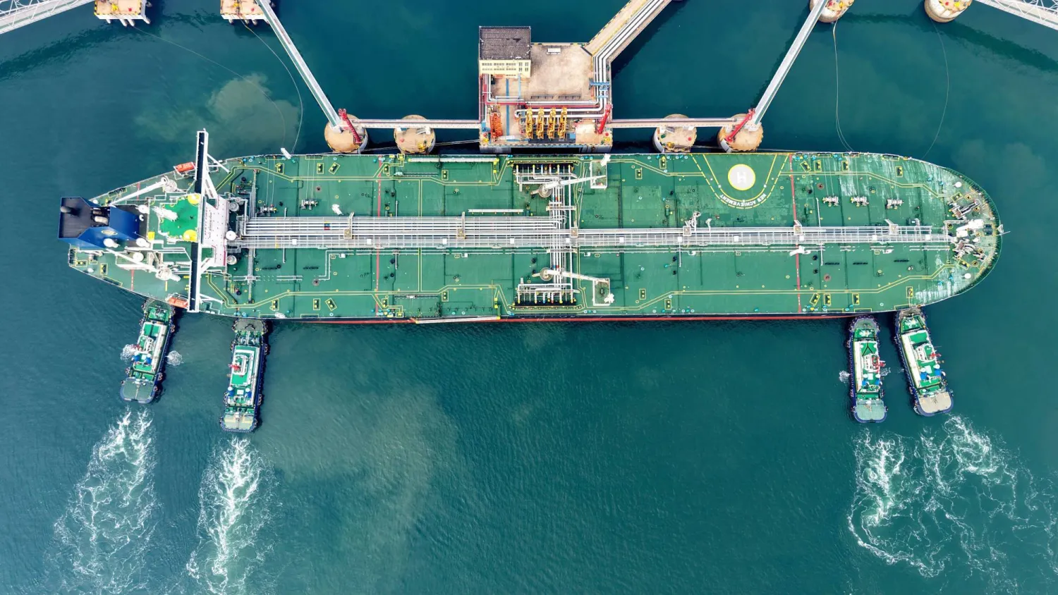 ناقلة نفط كبيرة تُبحر باتجاه رصيف في ميناء تشينغداو بالصين (أ.ف.ب)