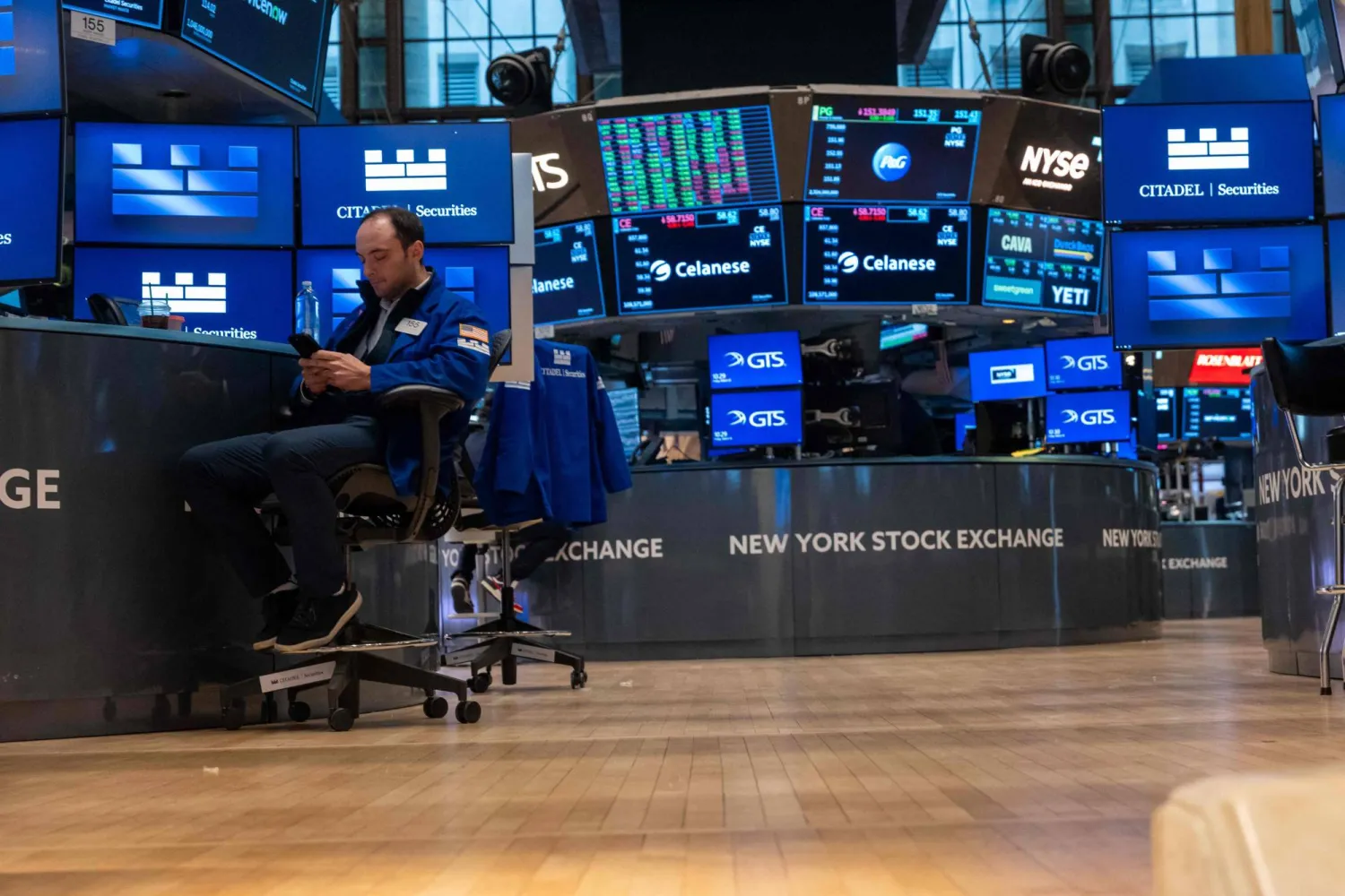 متداولون يعملون في قاعة بورصة نيويورك (أ.ف.ب)