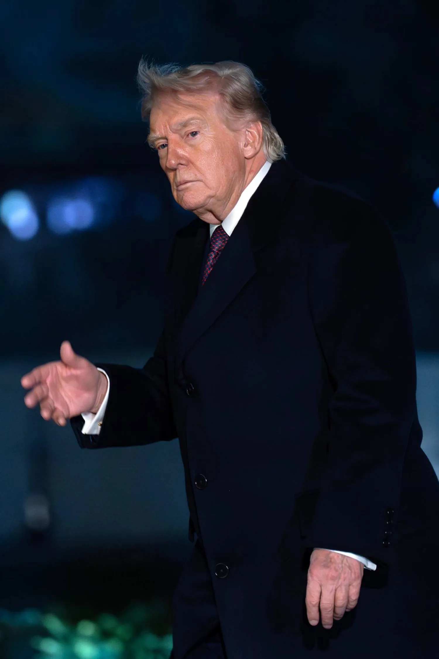 الرئيس الأميركي دونالد ترمب لدى وصوله إلى البيت الأبيض مساء الأحد قادماً من فلوريدا (أ.ب)