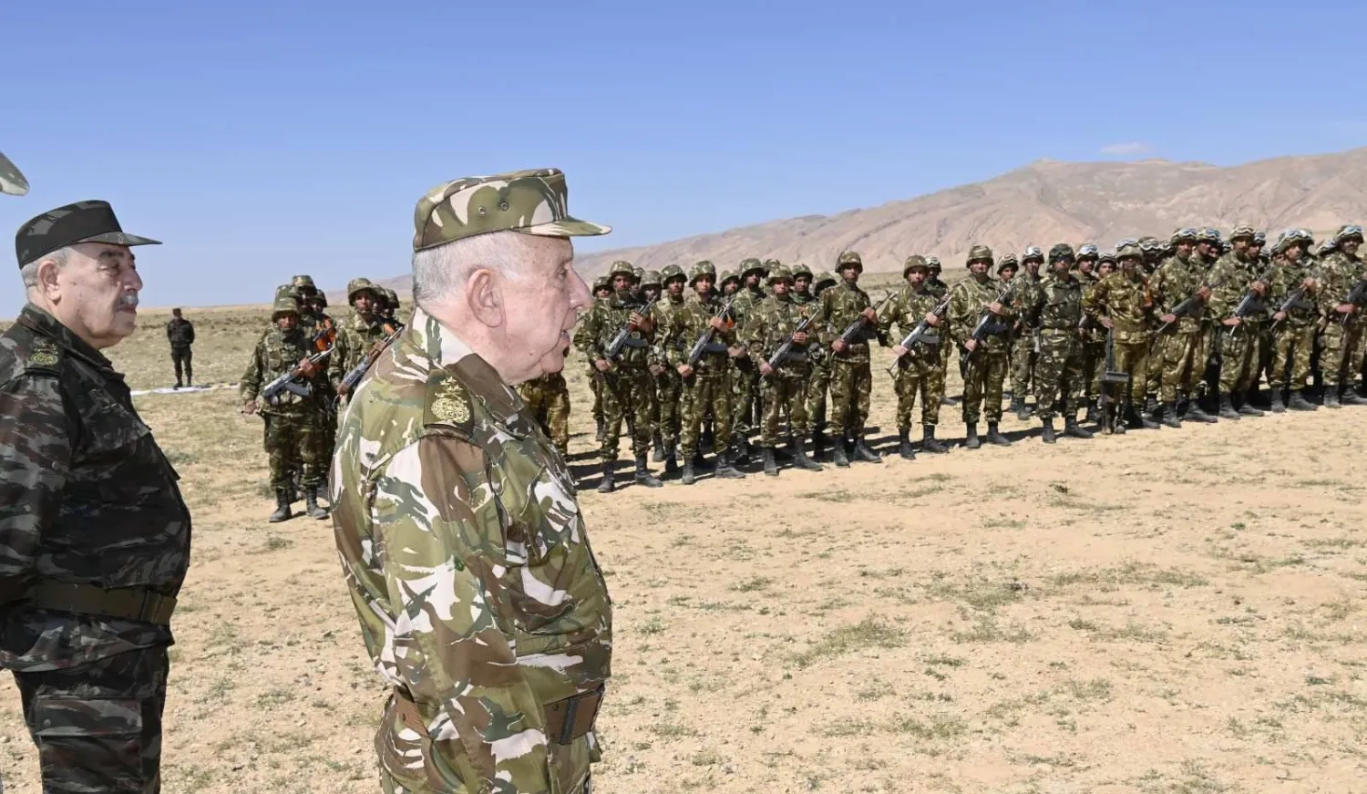 قائد الجيش مع الوحدة العسكرية التي نفذت الكمين ضد المتشددين (وزارة الدفاع)