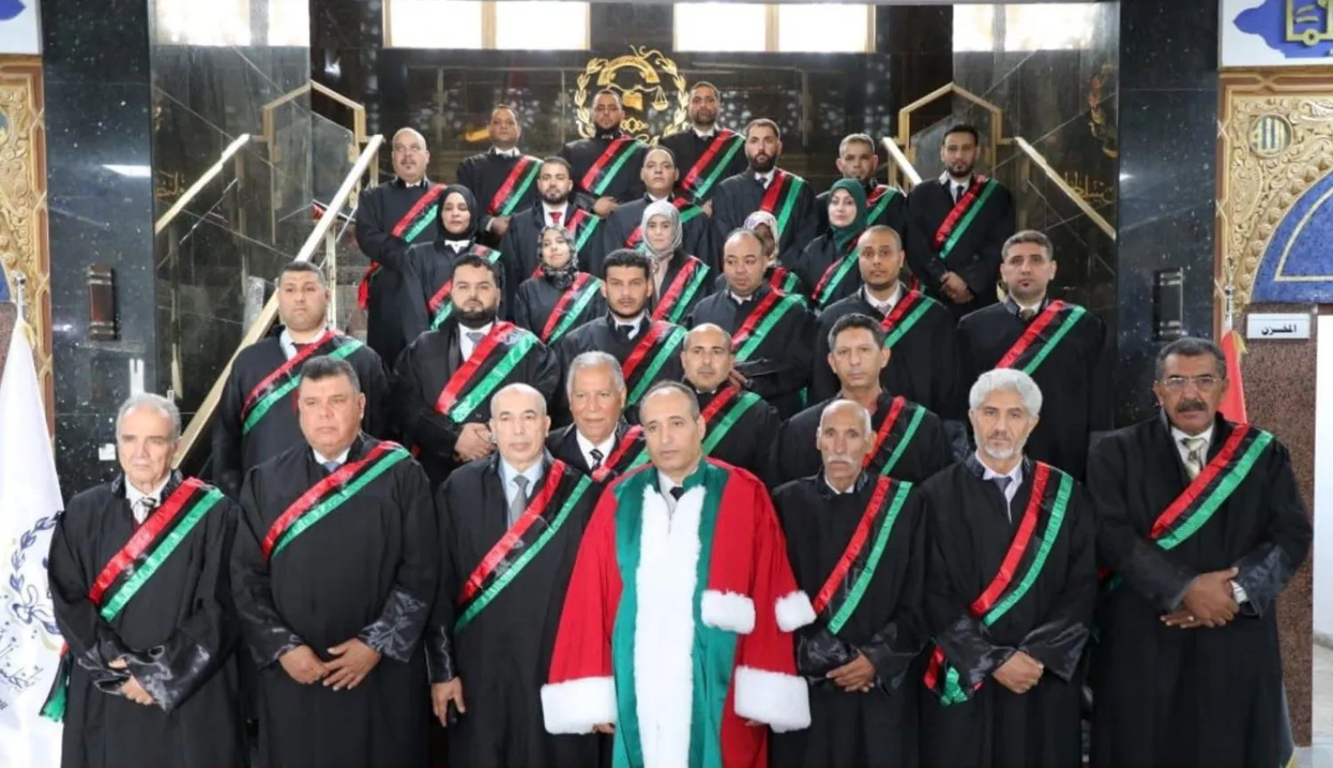 قضاة ليبيون يتوسطهم المستشار عبد الله أبو رزيزة  (حساب المجلس الأعلى على  فيسبوك )