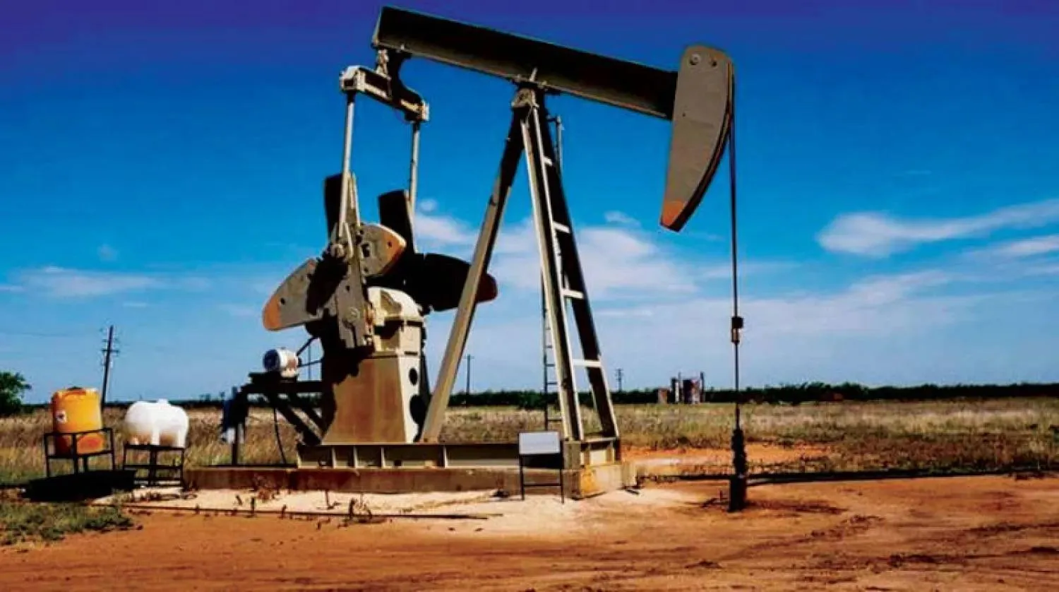 يحوم خام برنت حالياً في نطاق 100 دولار للبرميل (رويترز)