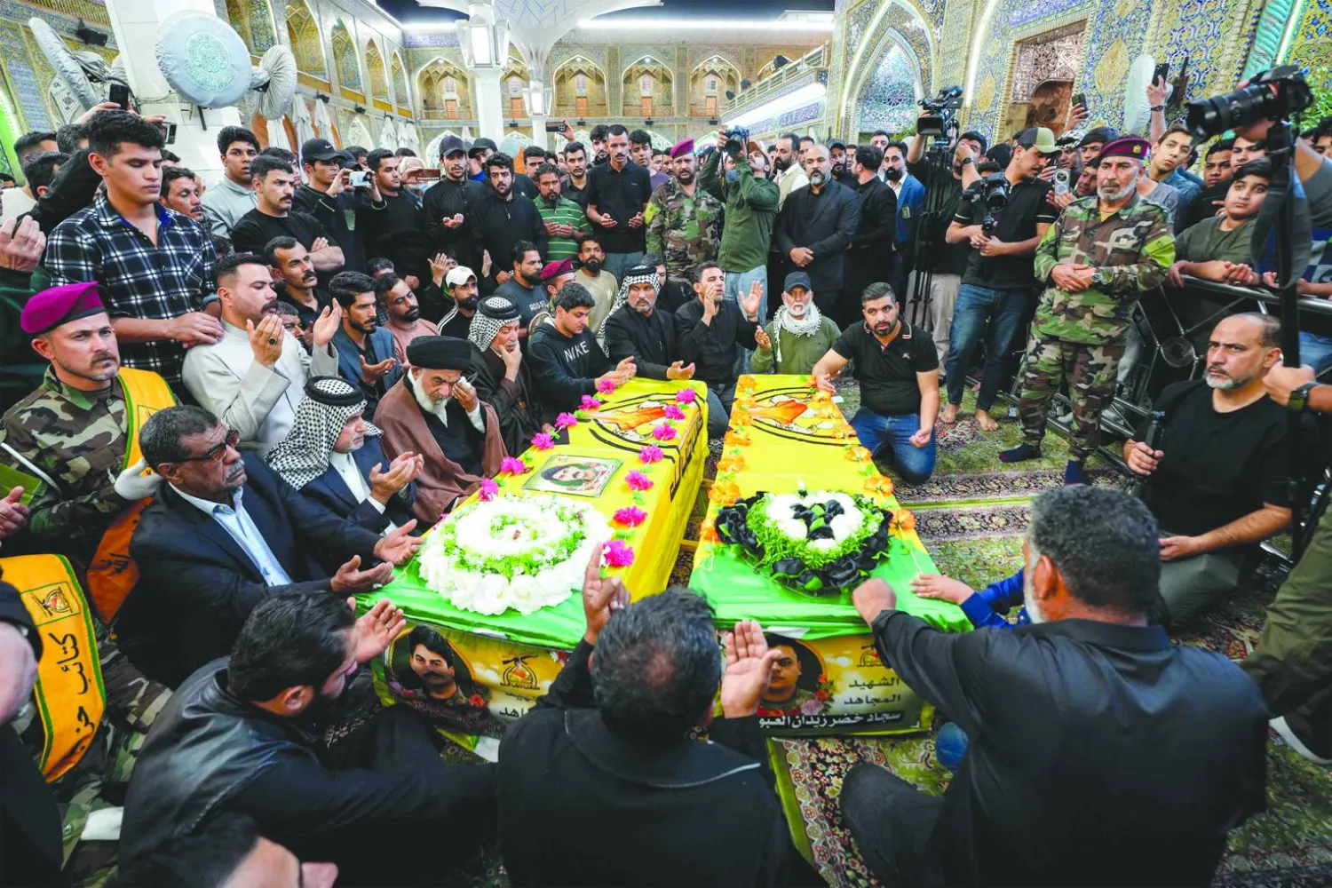 تشييع عناصر من «الحشد الشعبي» في النجف السبت بعد مقتلهم بغارات أميركية (أ.ف.ب)