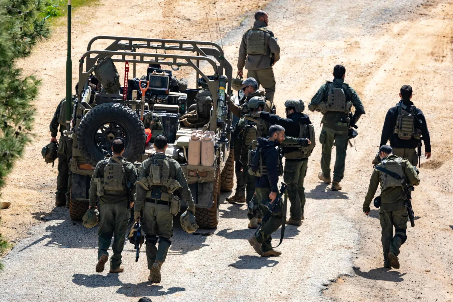 عناصر من الجيش الإسرائيلي في نقطة تجمع على الحدود مع لبنان ضمن عملية توغل برّي في 16 مارس 2026 (أ.ف.ب)