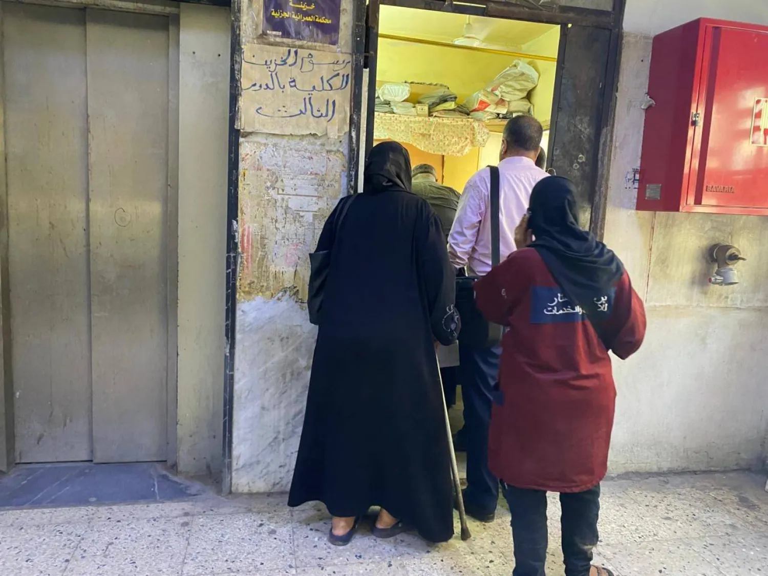 مصريون داخل محكمة بمحافظة الجيزة (الشرق الأوسط)