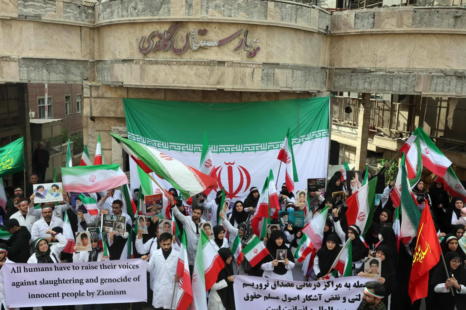 خلال احتجاج لطاقم طبي إيراني أمام مستشفى غاندي المدمر في طهران... 7 مارس 2026 (أ.ف.ب)
