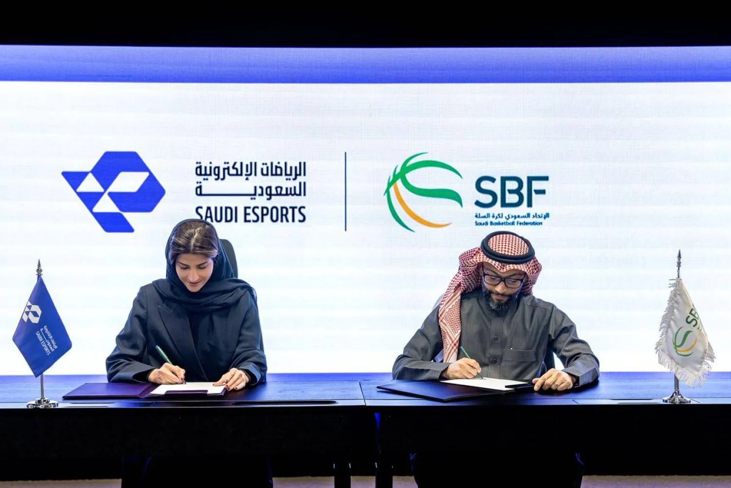 روان البتيري رئيسة الاتحاد السعودي للرياضات الإلكترونية وهشام بن قاسم رئيس الاتحاد السعودي لكرة السلة (الاتحاد السعودي للرياضات الإلكترونية)