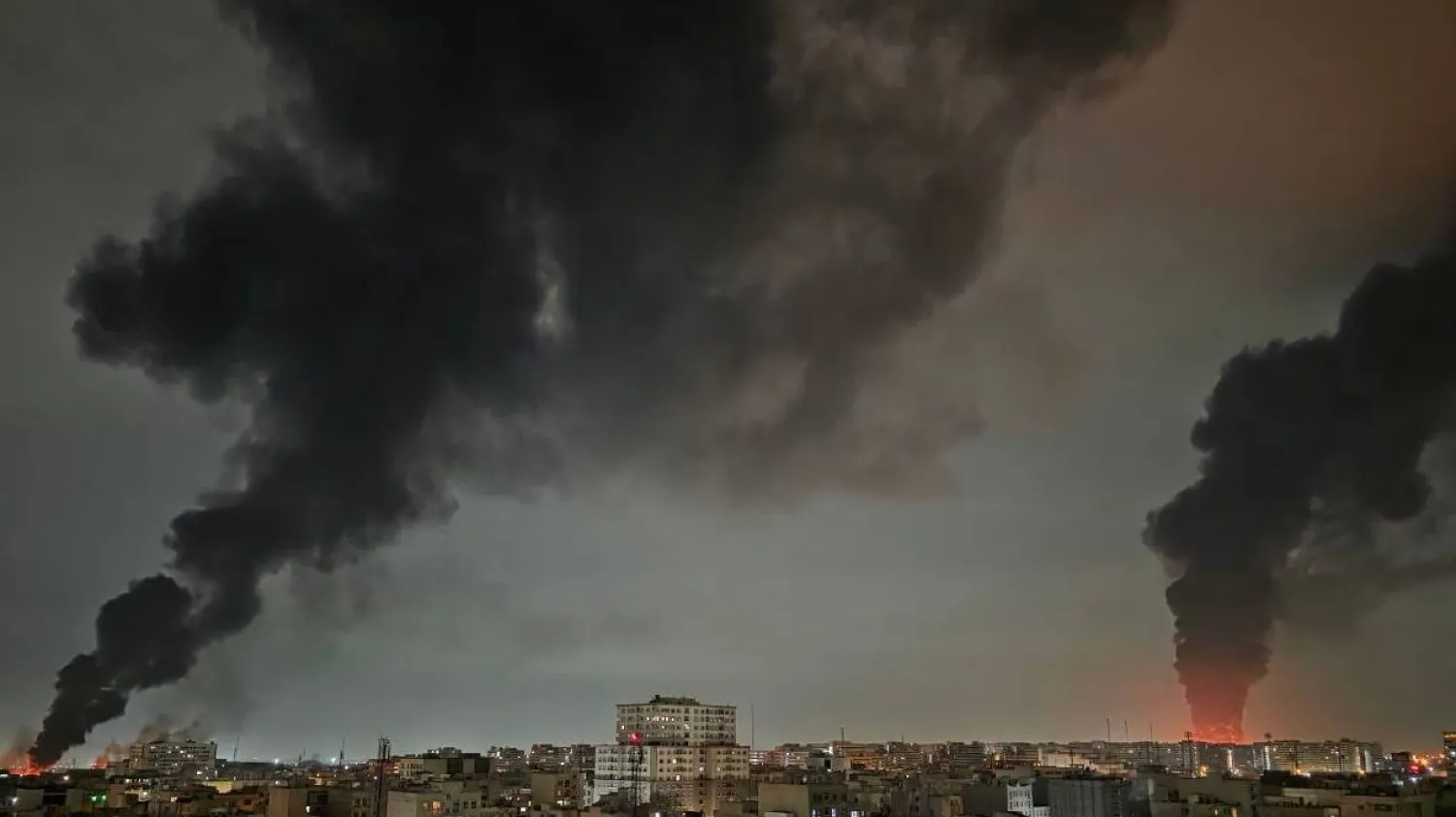 نيران وأعمدة دخان تتصاعد من مطار مهرآباد ضمن غارات طالت غرب طهران فجر الاثنين (شبكات التواصل)