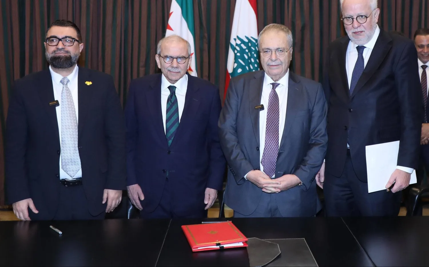 رئيس الحكومة اللبنانية نواف سلام ونائب رئيس الحكومة طارق متري ووزيرا العدل اللبناني عادل نصار والسوري مظهر الويس إثر توقيع اتفاقية نقل السجناء من لبنان إلى سوريا (رئاسة الحكومة)