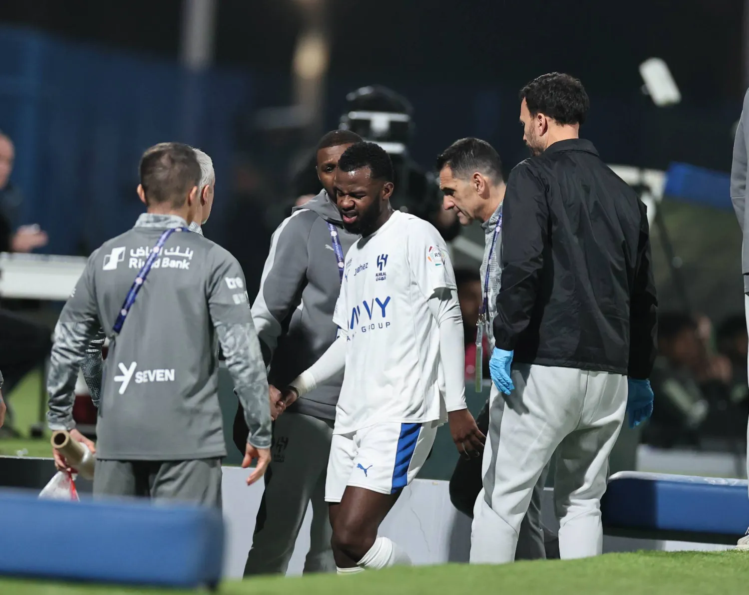 تمبكتي لحظة إصابته في مباراة الفتح (تصوير: سعد العنزي)