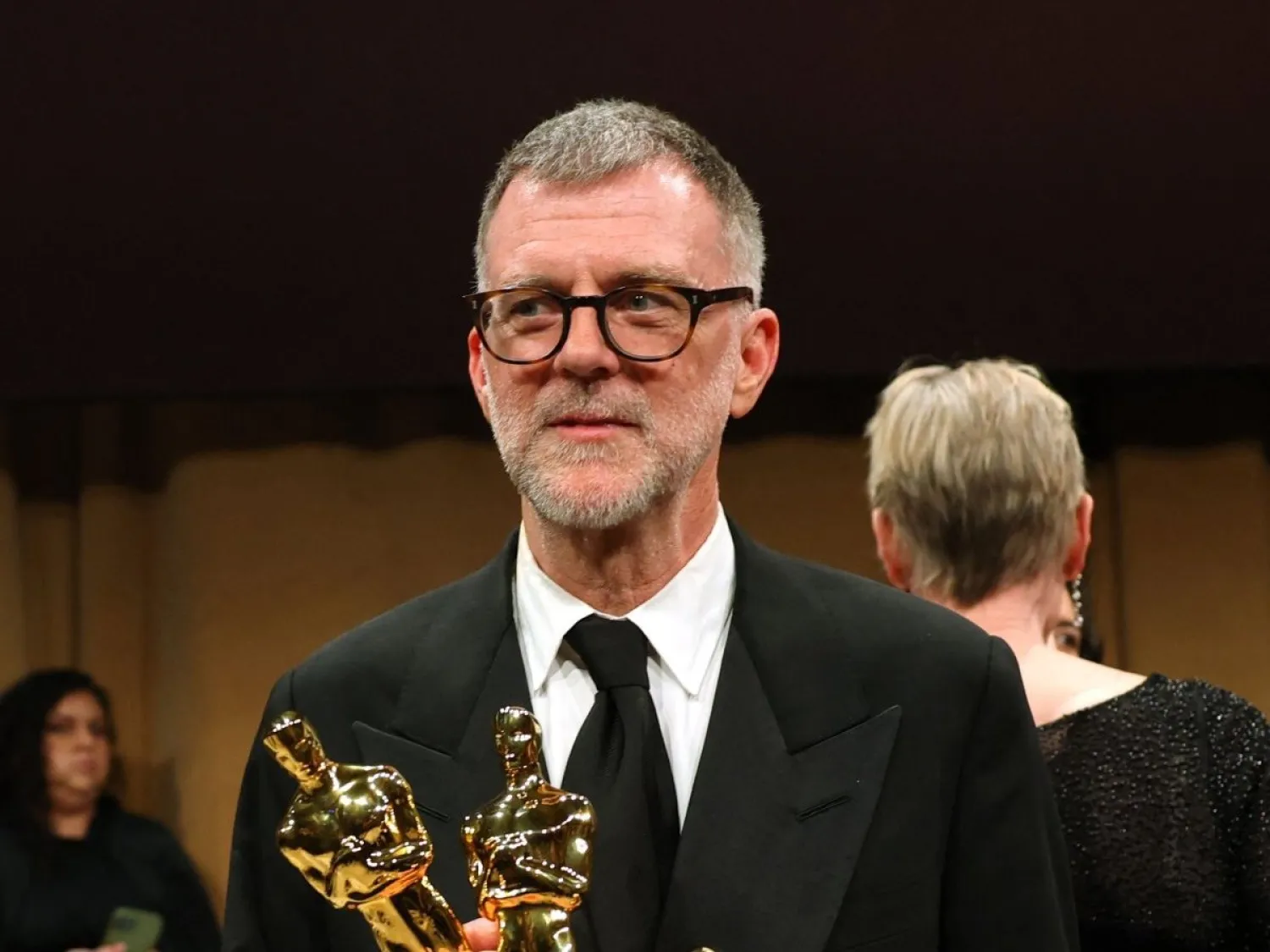 بول توماس أندرسون حاملا جوائزه (أ.ف.ب)