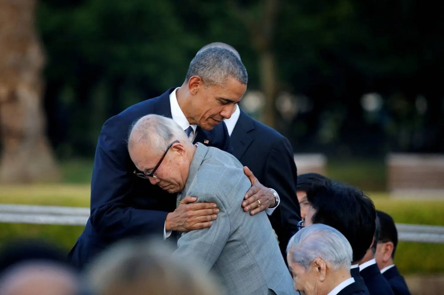US President Barack Obama (L) hugs atomic bomb survivor Shigeaki Mori as he visits Hiroshima Peace Memorial Park in Hiroshima, Japan May 27, 2016. (Reuters)