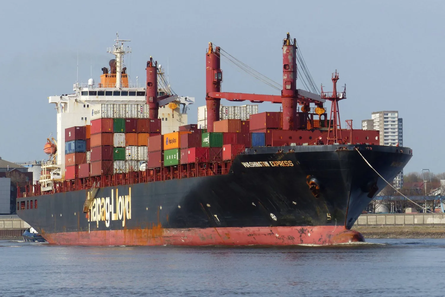 سفينة الحاويات «سورس بليسنغ» التي أصيبت بمقذوفات أصابتها بالقرب من مضيق هرمز راسية في هامبورغ (رويترز)