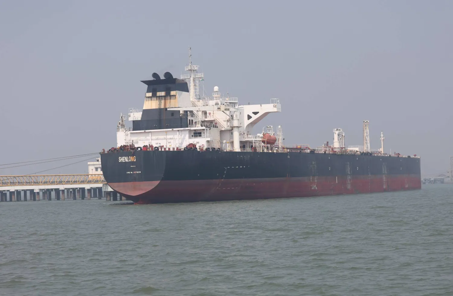 ناقلة نفط تمر عبر مضيق هرمز (إ.ب.أ)