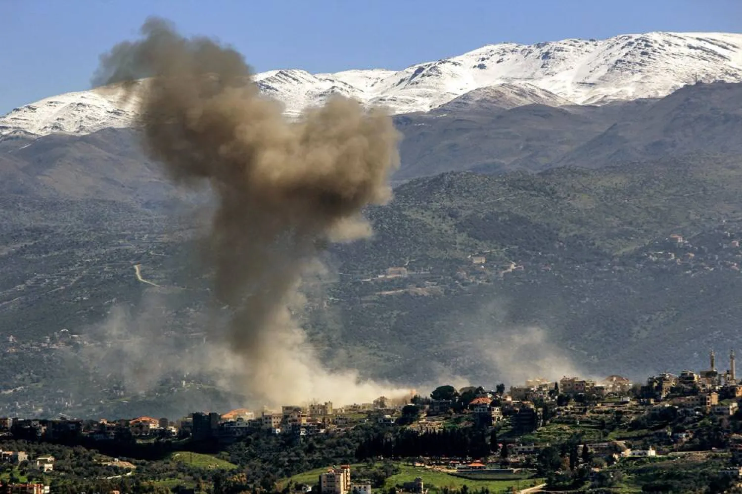  17 March 2026, Lebanon, Khiam: Smoke rises over Khiam, a southern Lebanese village roughly 6 km from the Israeli border, after Hezbollah missile strikes targeted advancing Israeli troops. (dpa)