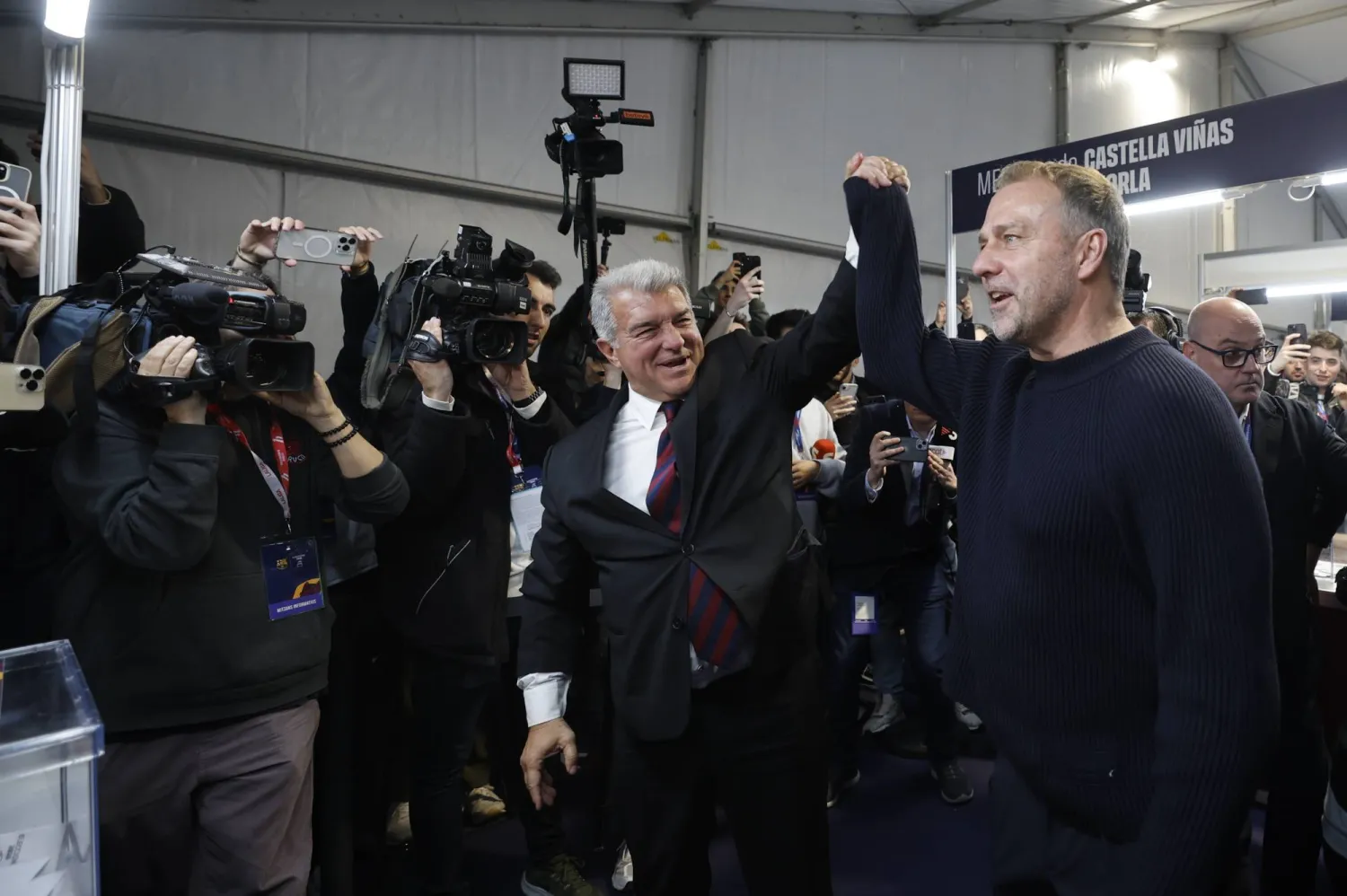 هانزي فليك بعد فوز لابورتا بالانتخابات (إ.ب.أ)