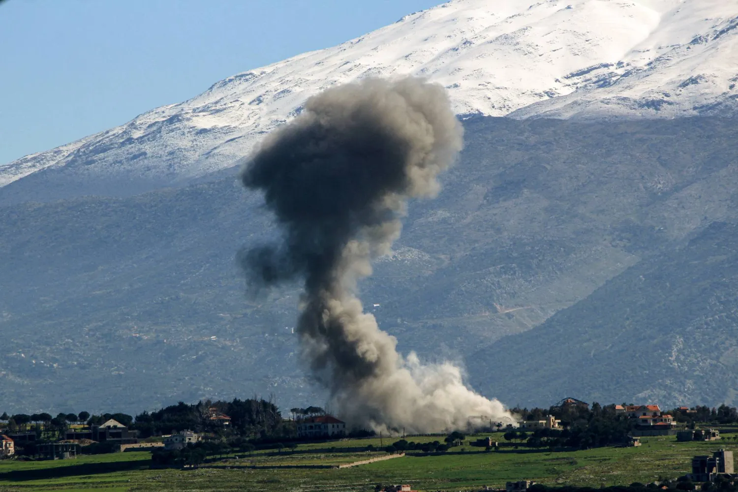 تصاعد الدخان جراء الغارات الإسرائيلية على جنوب لبنان (د.ب.أ)