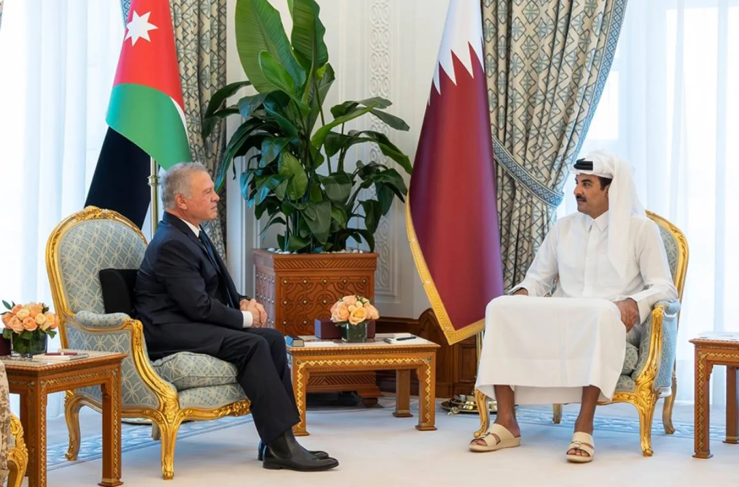 الشيخ تميم بن حمد آل ثاني أمير قطر لدى لقائه العاهل الأردني الملك عبد الله بن الحسين (قنا)