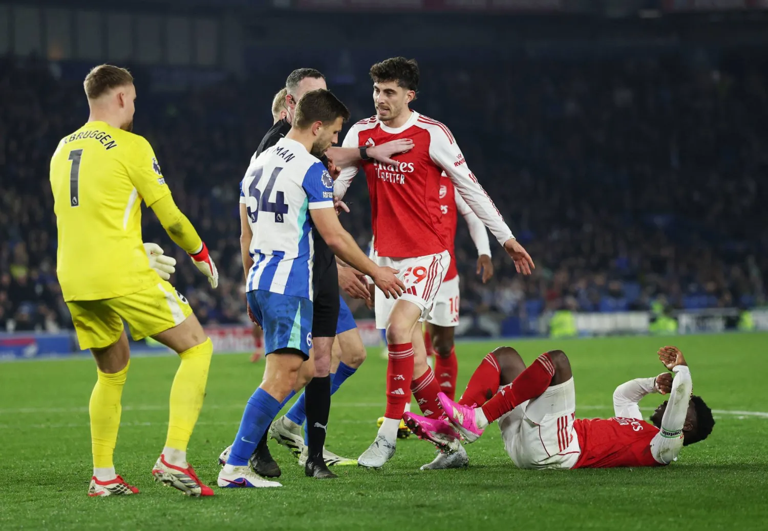 أخطاء تحكيمية حرمت برايتون من ضربة جزاء أمام آرسنال (رويترز)