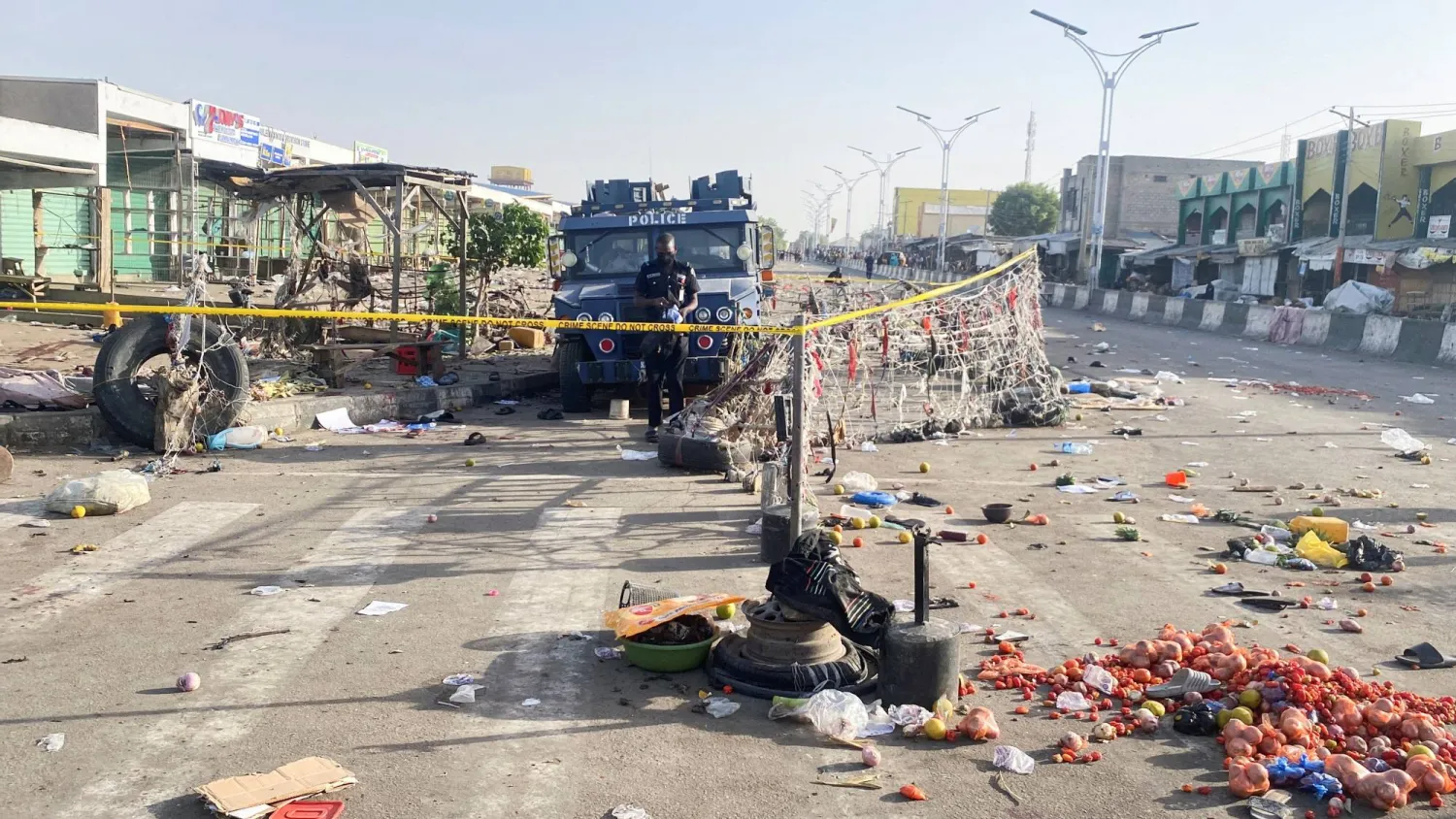 شاحنة للشرطة النيجيرية خارج السوق في مدينة مايدوغوري بعد الانفجارات الانتحارية الثلاثاء (رويترز)