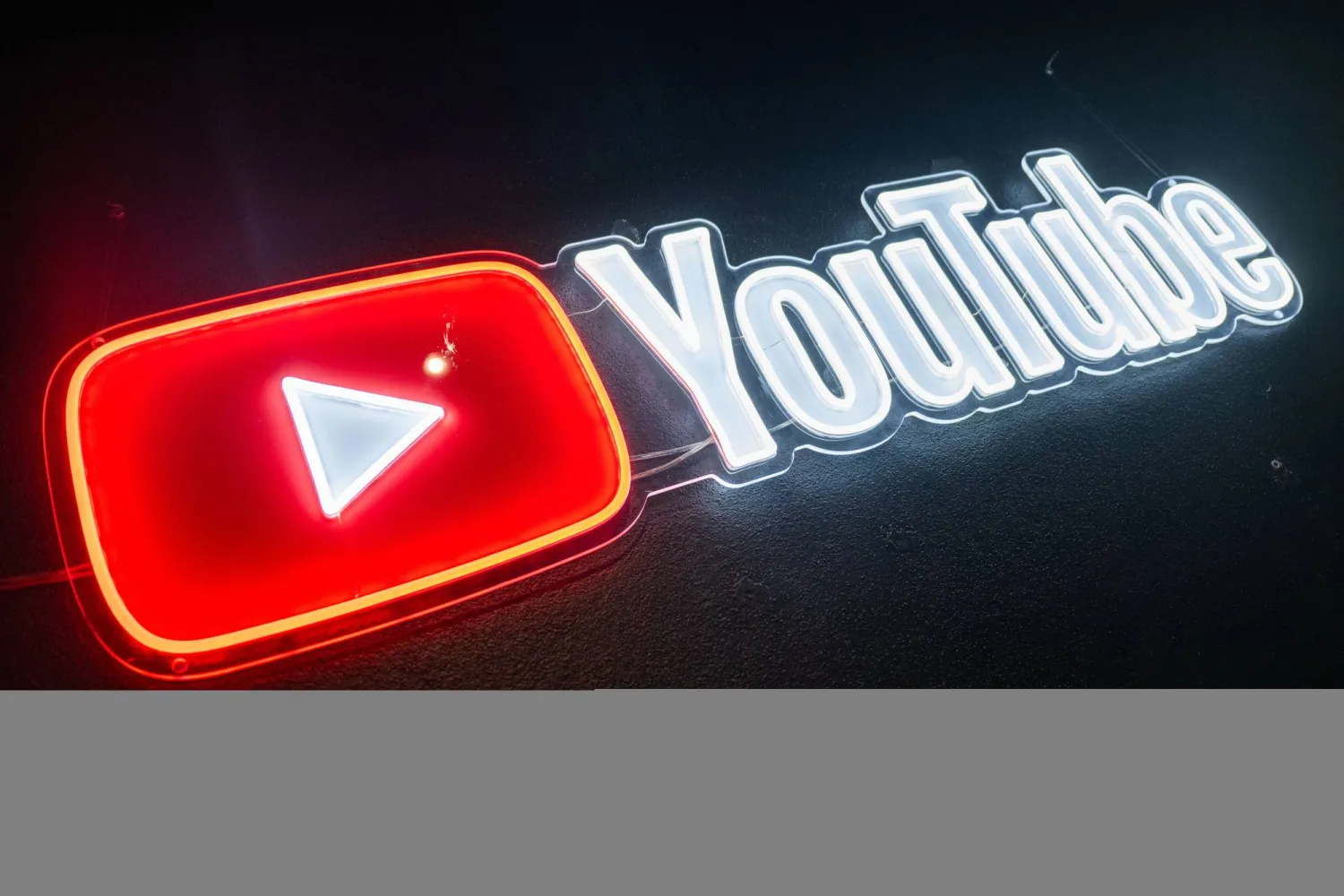 «فيفا» يعمل على إتاحة المزيد من محتوى أرشيفه الرقمي عبر القناة الرسمية للاتحاد على «يوتيوب» (د.ب.أ)