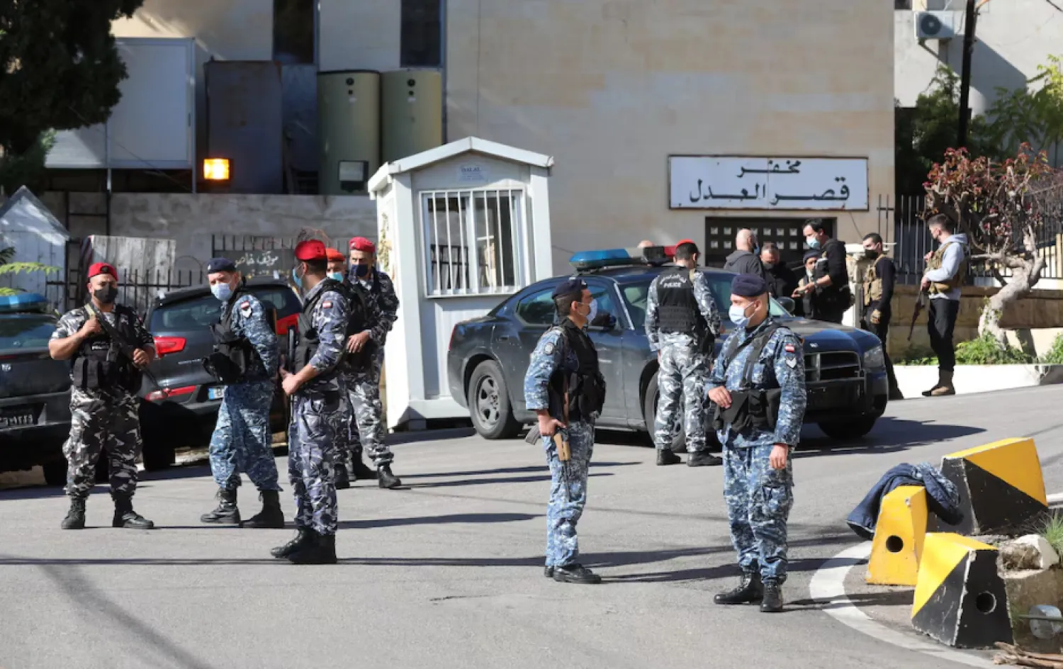 السجون اللبنانية المكتظة تضم أكثر من 2200 سوري (رويترز)