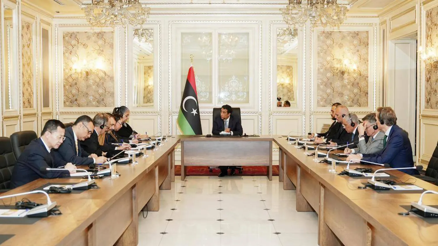 المنفي مع عدد من ممثلي مجموعة مسار برلين (المجلس الرئاسي)