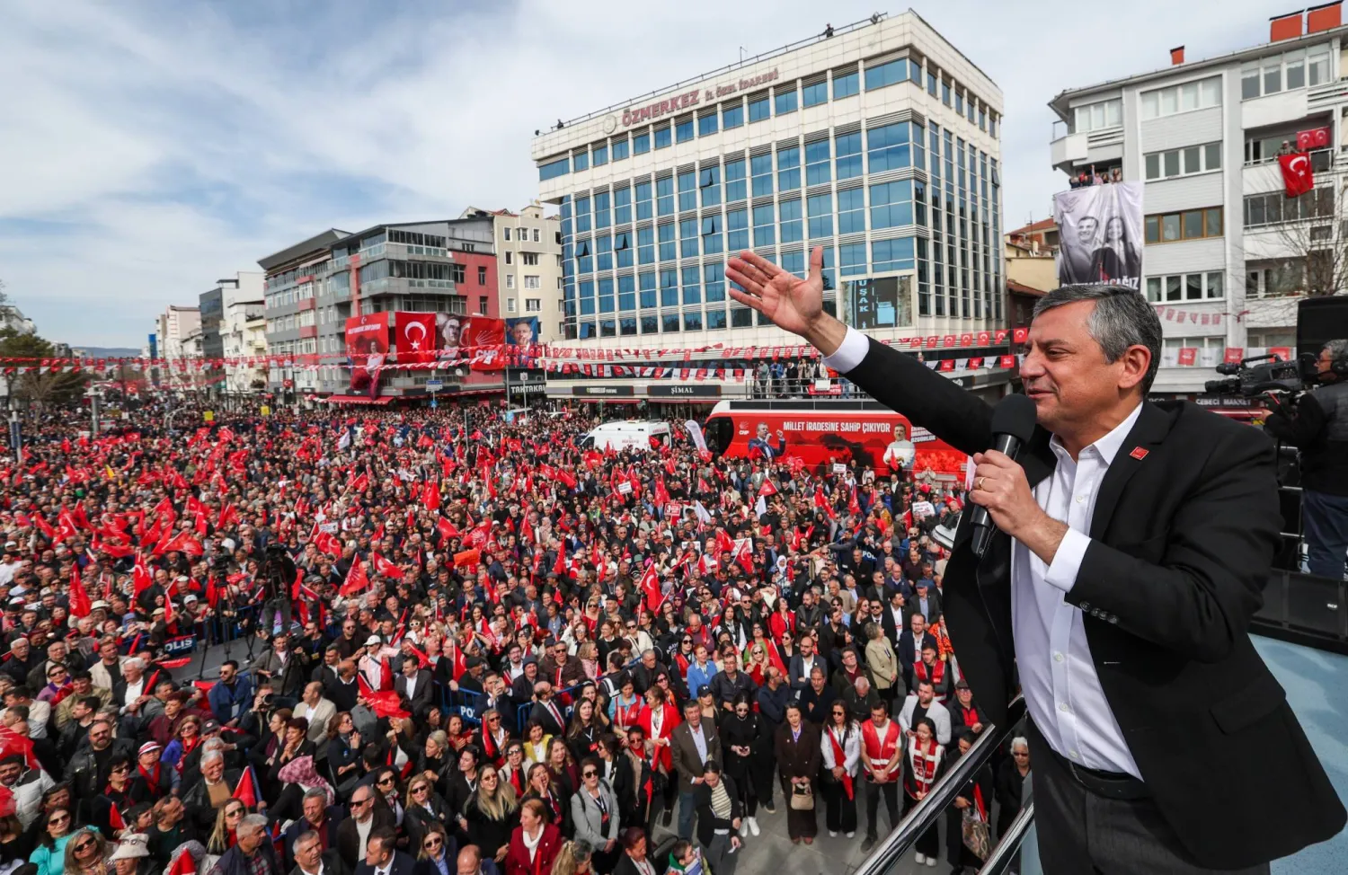 زعيم المعارضة التركية رئيس حزب «الشعب الجمهوري» أوزغور أوزيل متحدثاً أمام حشد من أنصار الحزب في مدينة أوشاك غرب تركيا السبت الماضي (حساب الحزب في إكس)